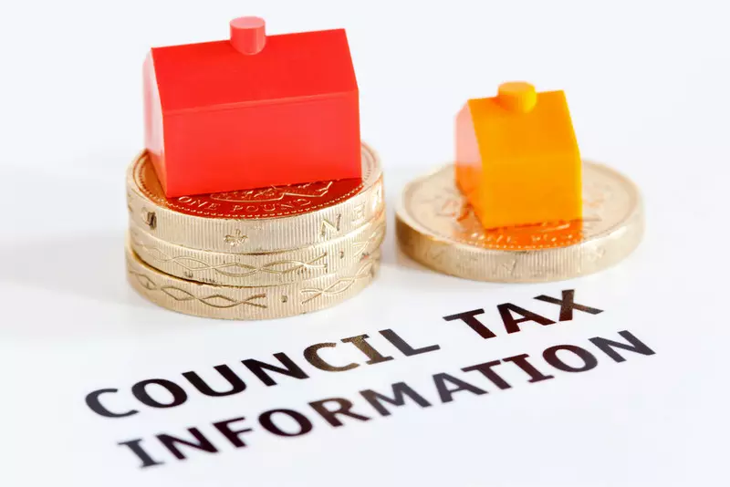 Średnie roczne rachunki za Council Tax w UK po raz pierwszy przekroczą 2 000 GBP