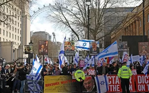Londyn: Premier Izraela powitany gwizdami przez demonstrantów