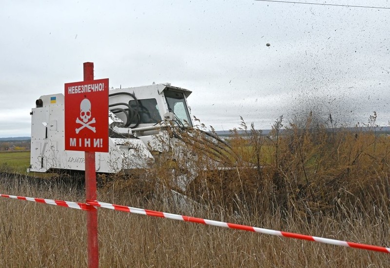 CNN: Ukrainian farmers mine their fields by their own hands, risking their lives