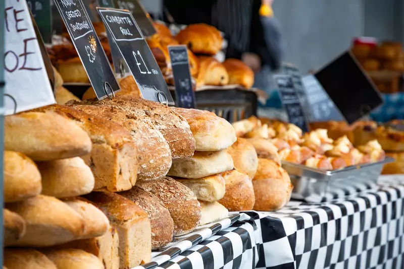 Eksperci: Kromka chleba w UK ma więcej soli niż paczka chipsów