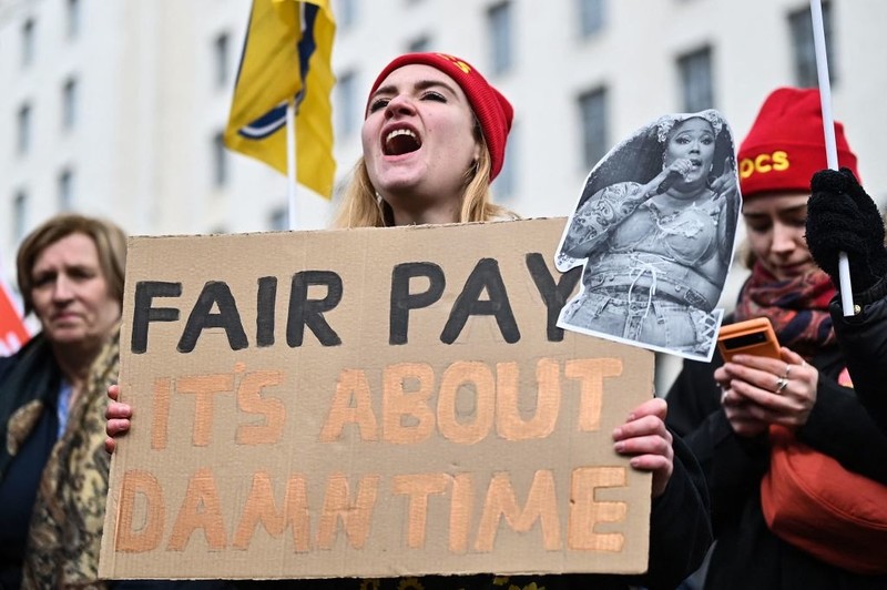 Minimum wage increase for 1.7m workers – but rises ‘wiped out’ by inflation