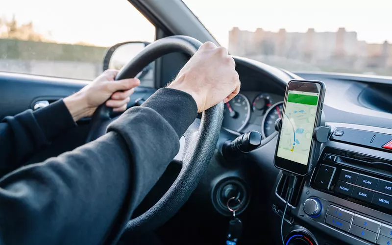 "Telegraph": Rosną obawy o kierowców przed testem systemu alarmowego w smartfonach