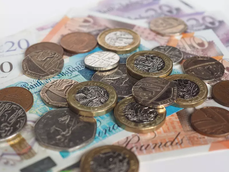 Kwietniowe wypłaty świadczeń w UK: Kiedy otrzymamy zasiłki, emerytury lub dodatki?
