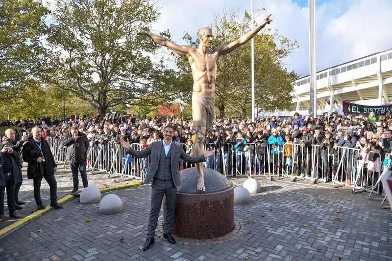 Rzeźba Ibrahimovica odnowiona i... schowana na wiele lat