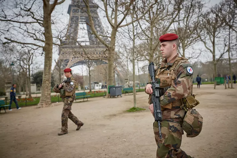 Wojsko będzie ochraniało Paryż? "Prywatna ochrona nie spełni wymagań"