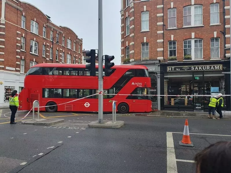 Londyn: Piętrowy autobus wjechał w sklep przy King's Road w dzielnicy Chelsea