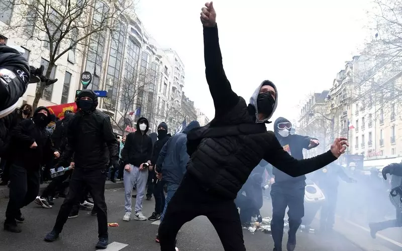 Policja użyła gazu łzawiącego przeciwko demonstrantom w Lyonie, Nantes i Bordeau