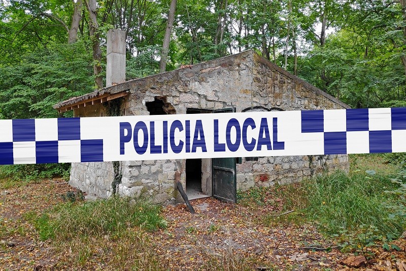 Spain Father and mother trapped the children in the forest for life