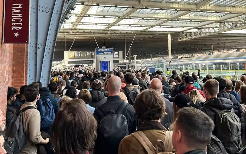 Londyn: Pasażerowie o "kolejowym sajgonie" w weekend wielkanocny