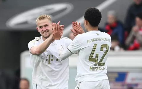 De Ligt stunner keeps Bayern top of Bundesliga