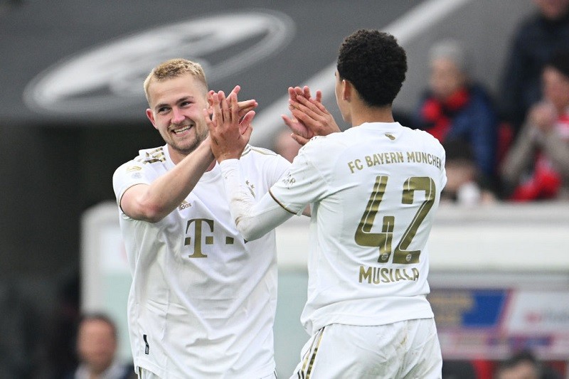 De Ligt stunner keeps Bayern top of Bundesliga