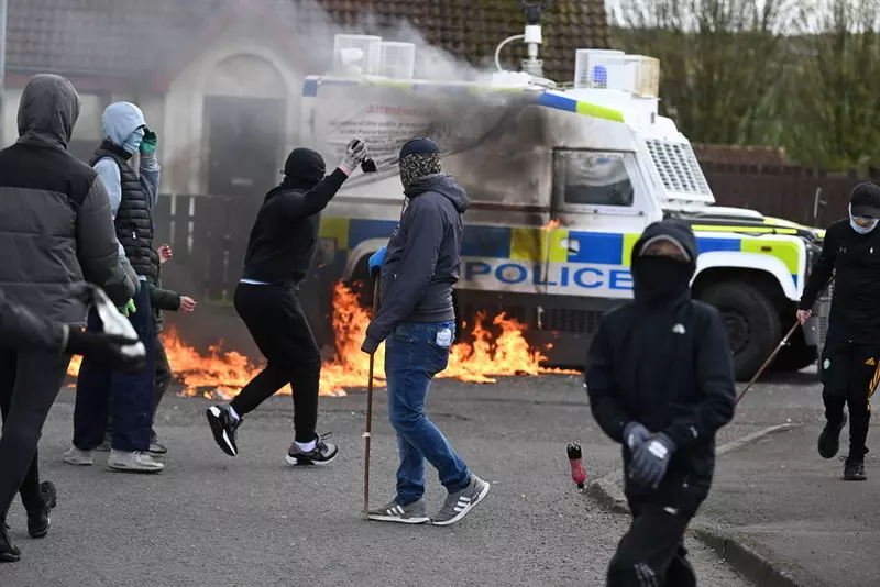 Ataki na policję podczas republikańskiej parady w Irlandii Północnej