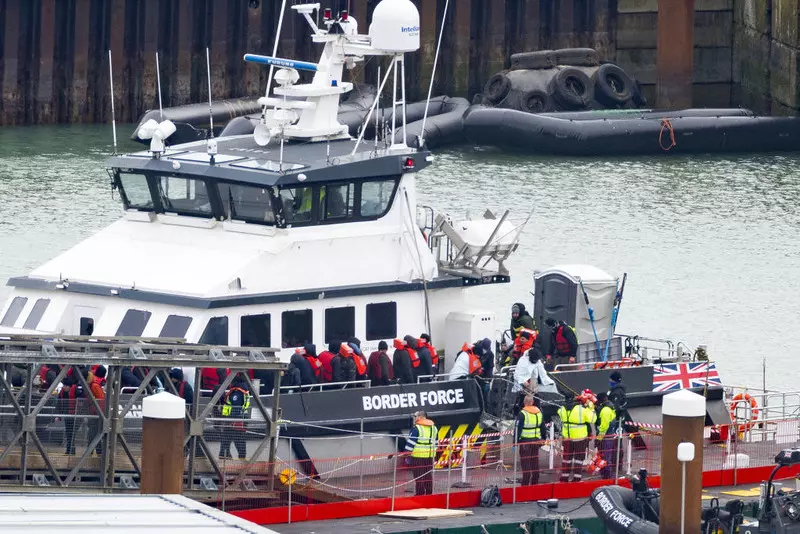 "Daily Mail": 19 domniemanych terrorystów wśród imigrantów, którzy przepłynęli kanał La Manche