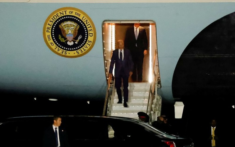 Joe Biden visits Northern Ireland. Before his arrival, four bombs had been detected