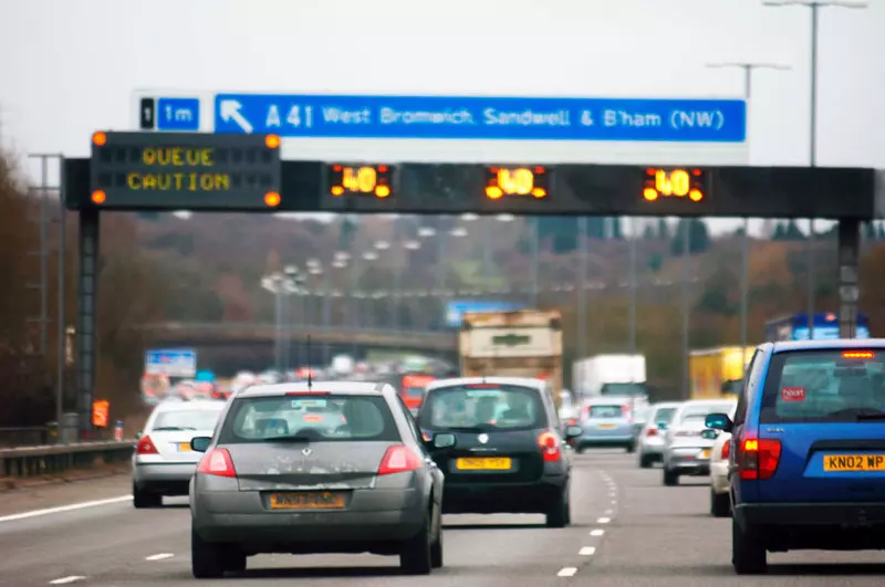 Kierowcy na autostradach w UK mogą zdjąć ręce z kierownicy. Dopuszczono do użycia nowoczesny system