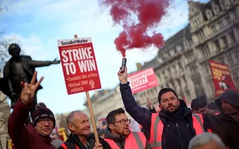 Last-minute reprieve for Royal Mail as union agrees pay deal