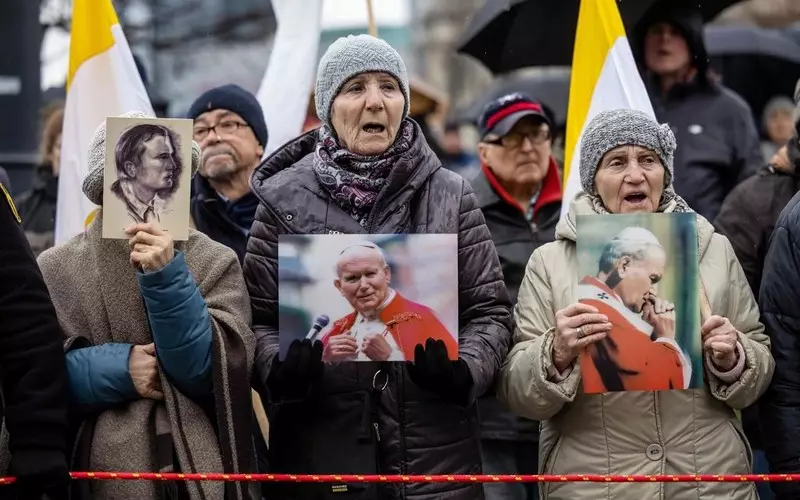 Sondaż: 74 proc. Polaków deklaruje, że Jan Paweł II jest dla nich ważną postacią