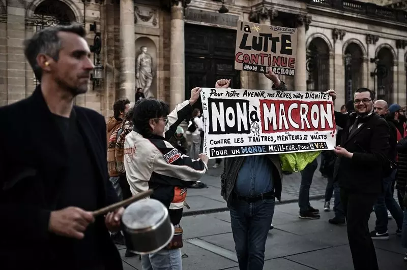 Francja: Po orędziu Macrona zamieszki i podpalenia, starcia z policją i gaz na ulicach