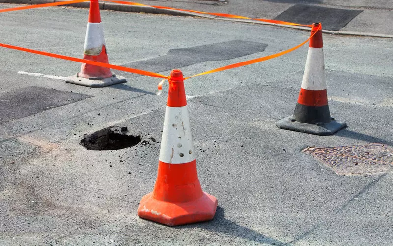 Anglia: Niektóre dziury w drogach czekają na załatanie miesiącami