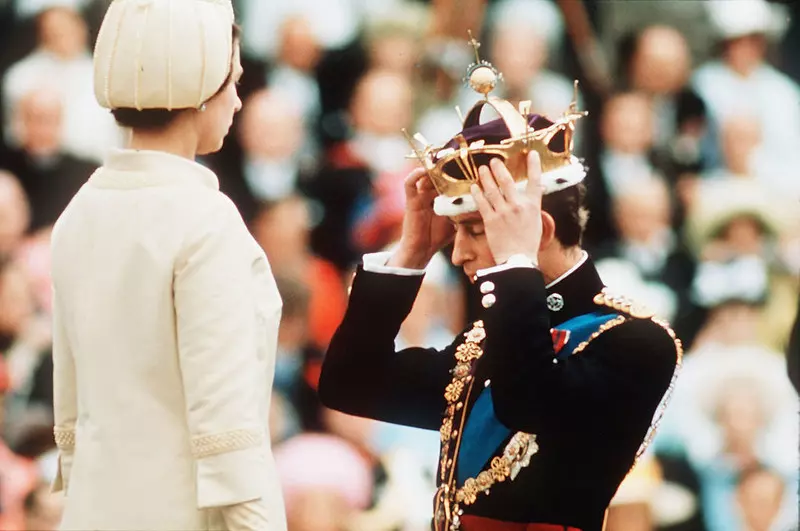 Ujawniono nieznane zdjęcia księcia Karola z 1969 roku. Pozuje na nich w koronie