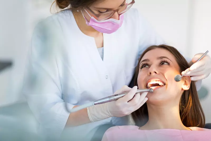 "Ludzie sami wyrywają sobie zęby". Laburzyści alarmują o dramatycznej sytuacji stomatologii