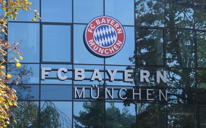Police at the headquarters of Bayern Munich. It's about a Russian oligarch
