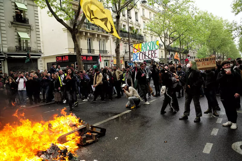 Francja: 2,3 mln demonstrantów w całym kraju. W Paryżu koktajlem Mołotowa podpalony policjant