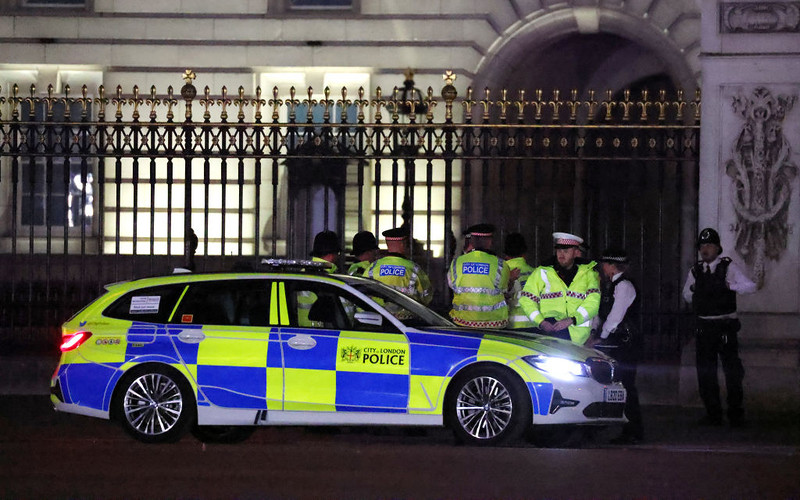 Police have arrested a man believed to have been throwing bullets at Buckingham Palace