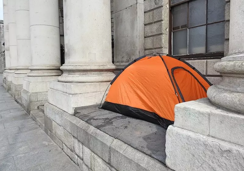 Studenci z Włoch śpią w namiotach. "Nie można płacić €700 za pokój"