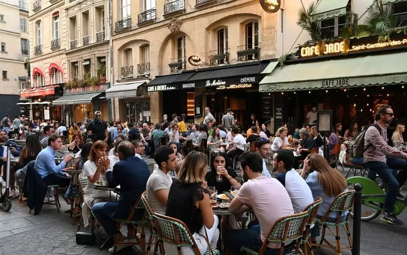Francja: Pomimo inflacji rośnie popyt na turystykę, rozrywkę i słodycze