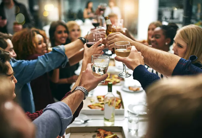 Firmy w UK mają ograniczyć alkohol na imprezach pracowniczych