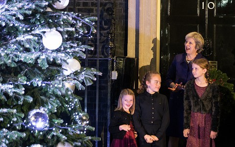 Świąteczne światła na choince przy Downing Street 10