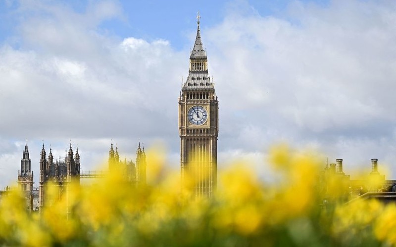Big Ben fails to strike as clocks stop at Houses of Parliament
