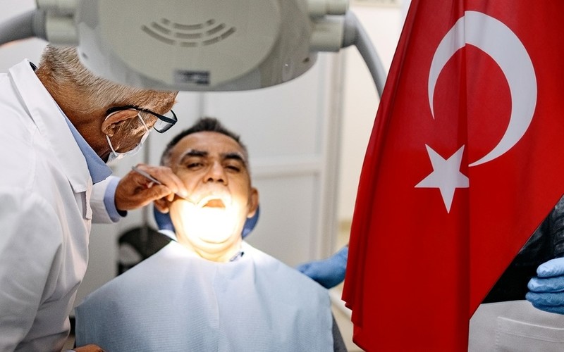 Turkish teeth are tempting Poles. Experts sound the alarm