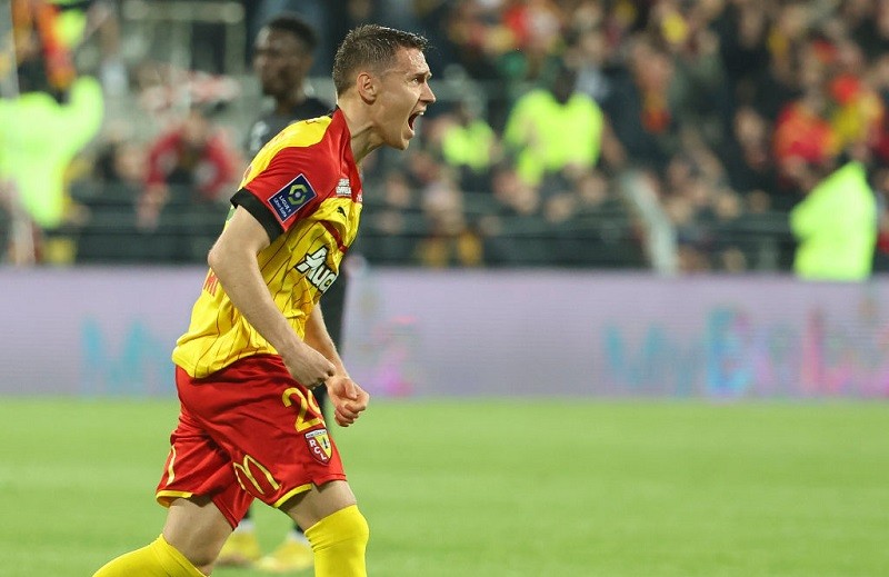 Ten-man Lens put title pressure back on PSG