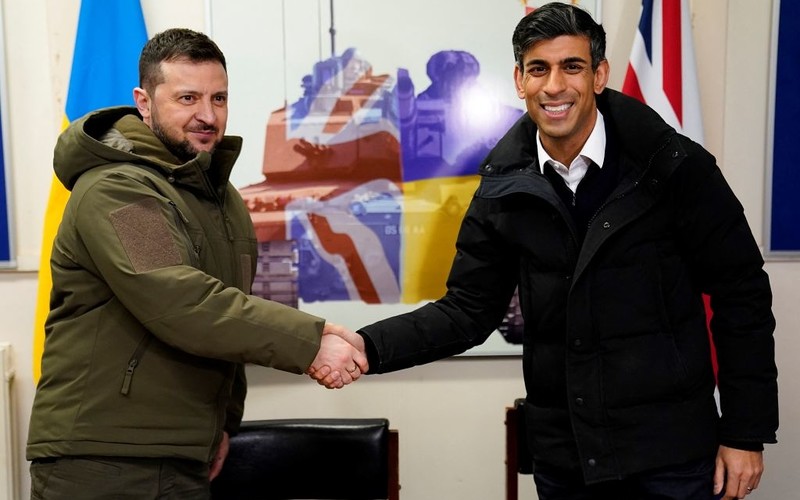Zelenski on an unannounced visit to London. Rishi Sunak will announce the transfer of modern drones
