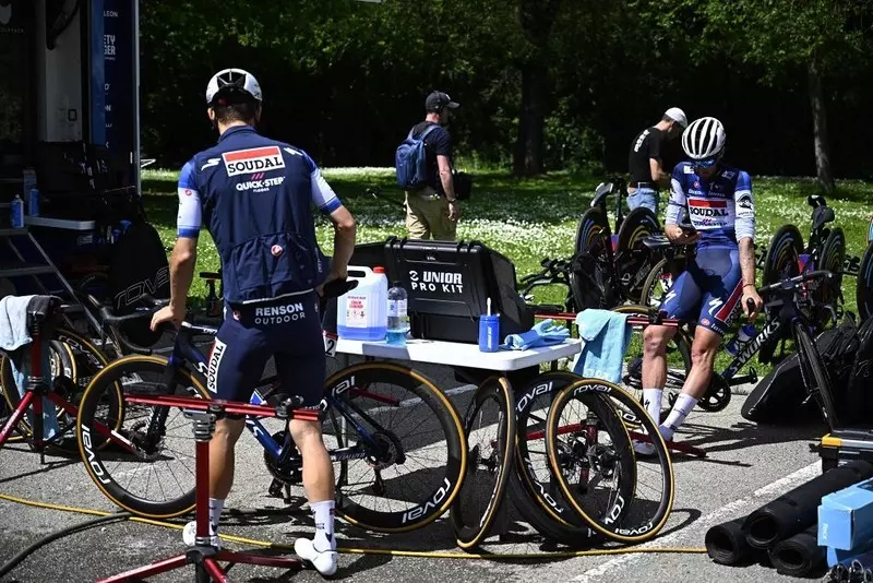 Organizatorzy Giro d'Italia zalecają ponowne noszenie maseczek