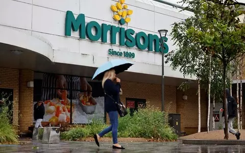 Morrisons slashes prices on bread and cheese in first ‘deflation dividend’