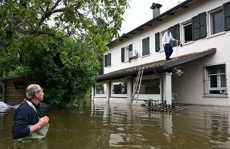 Italy: A Polish-Italian family suffered from the flood and is helping other flood victims
