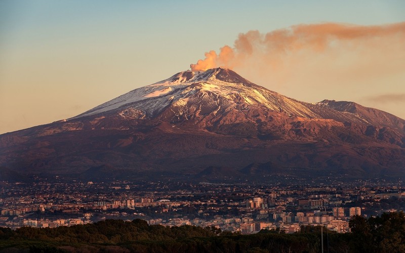 Etna is awakening again. Sicily airport closed
