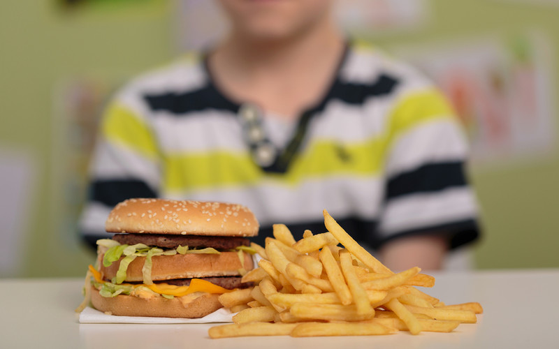 8 na 10 dorosłych w UK popiera zakaz reklamowania niezdrowego jedzenia dzieciom