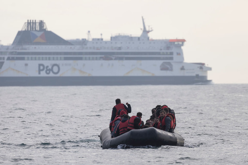 Pierwszy kwartalny spadek liczby nielegalnych imigrantów przybywających do UK przez kanał La Manche