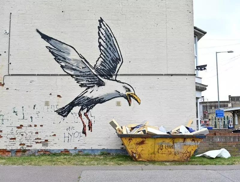 Anglia: Właściciele domu zdemontowali jego ścianę, by sprzedać mural Banksy’ego