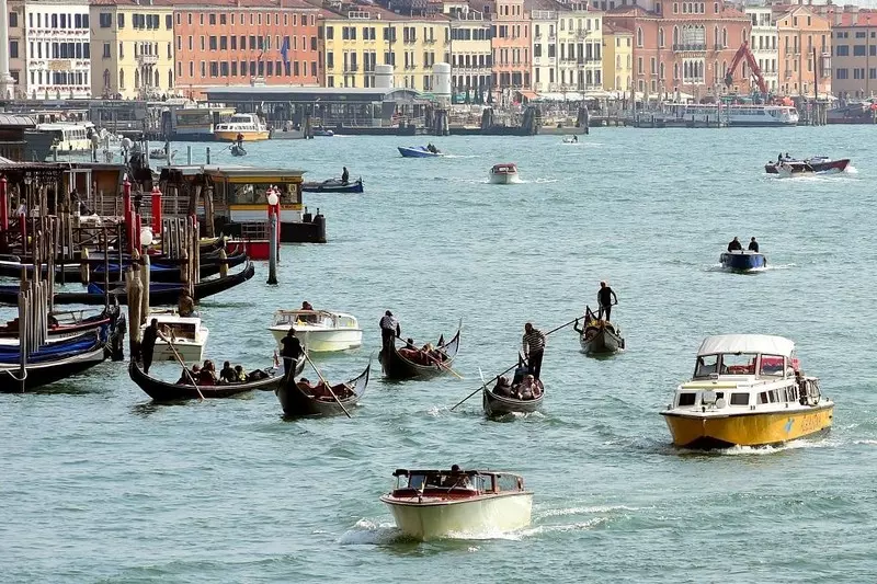 Włochy: Tajemnicza odblaskowa zielona plama na Canal Grande w Wenecji
