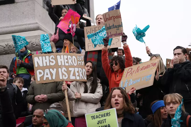 Ponad milion pracowników NHS dziś otrzymało podwyżki płac