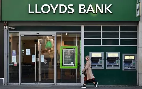 Lloyds zlikwiduje kolejne oddziały w UK. Klienci przerzucają się na bankowość internetową