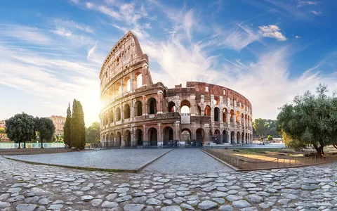 Italy: A panoramic lift has been installed in the Colosseum