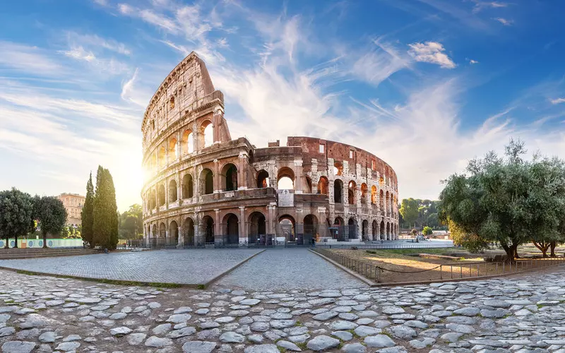 Italy: A panoramic lift has been installed in the Colosseum