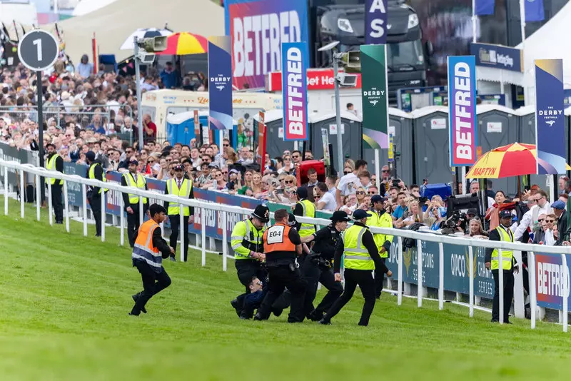 Anglia: 31 aktywistów Animal Rising aresztowanych przed i w czasie wyścigów konnych