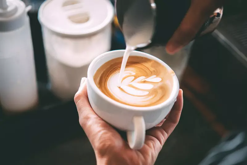 Rosyjska sieć kawiarni zaszokowała planem serwowania kawy z kobiecym mlekiem